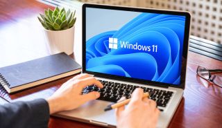 在 Apple MacBook 筆記本電腦上運(yùn)行的 Microsoft Windows 11。