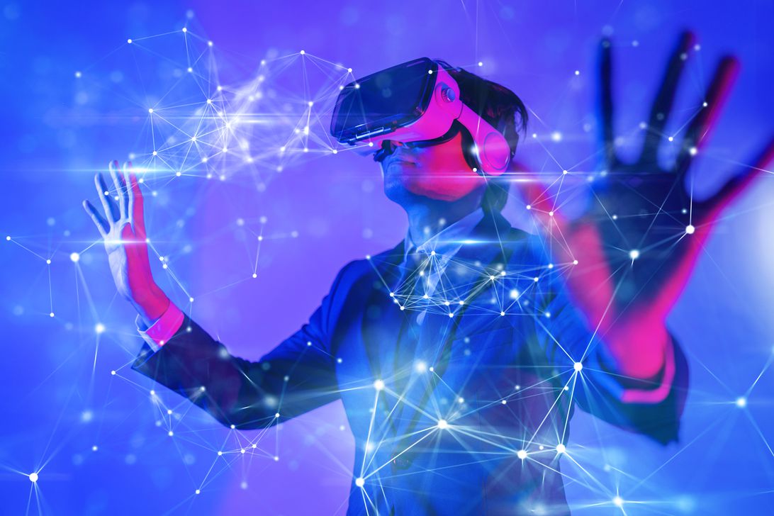 一個(gè)穿著西裝的男人戴著 VR 耳機(jī)。