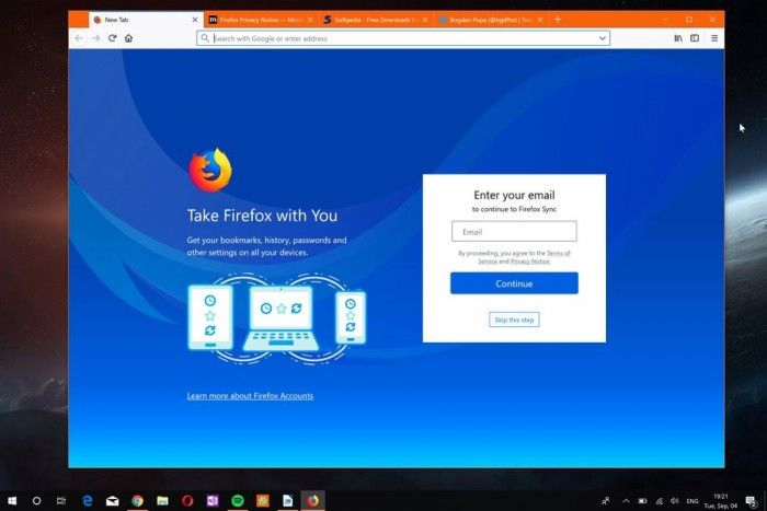 Mozilla今日面向所有支持的桌面平臺(tái)發(fā)布了Firefox 62正式版，雖然舊版本目前仍未開(kāi)放升級(jí)通道，但心急的用戶可以前往服務(wù)器下載最新版本。新版Firefox強(qiáng)化了同步功能，允許用戶斷開(kāi)服務(wù)移除收藏夾、訪問(wèn)歷史、密碼、cookies和緩存等數(shù)據(jù)。   此外，在“漢堡”菜單中新增了追蹤保護(hù)的開(kāi)關(guān)，在 開(kāi)發(fā) 者工具中引入了三個(gè)面板的窗口查看器。對(duì)于普通用戶來(lái)說(shuō)，最為重要的改進(jìn)是新標(biāo)簽的配置，自該版本開(kāi)始新標(biāo)簽頁(yè)可以配置顯示熱門(mén) 網(wǎng)站 、高亮、Pocket數(shù)據(jù)，以及選擇多少行數(shù)據(jù)顯示等等。   新版本中最為實(shí)用的改進(jìn)是位于地址欄右側(cè)的“ Clear Site Data and Cookies”選項(xiàng)，能允許用戶為已經(jīng)加載的網(wǎng)站刪除數(shù)據(jù)。這意味著該頁(yè)面的數(shù)據(jù)能夠輕松刪除，而不需要清除整個(gè)瀏覽會(huì)話。