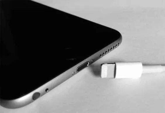 手機(jī)電量忽然掉很快？知道原因前你需要這樣做